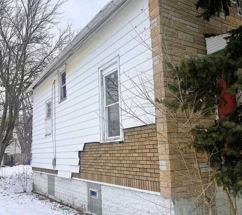 2nd image of 250 W 107th St