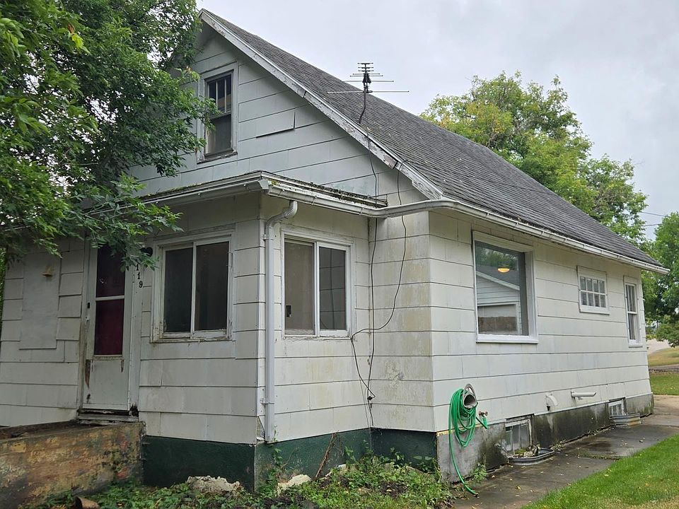 1st image of 119 Red Lake Ave SW
