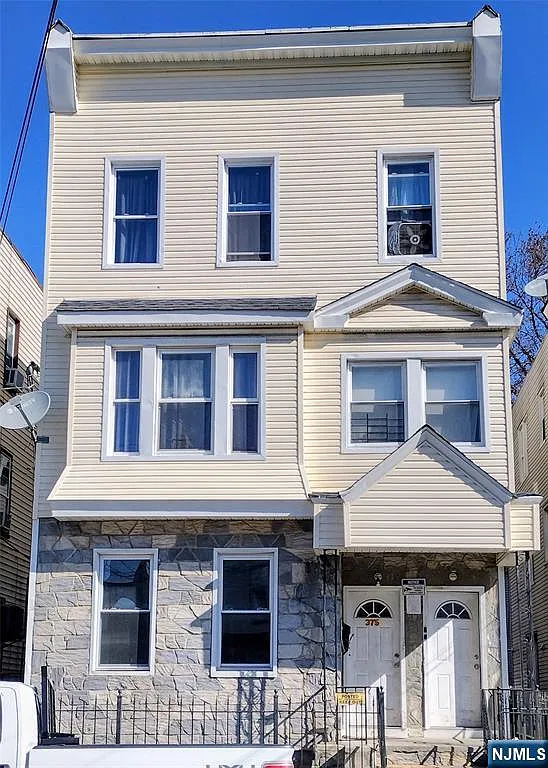 4 bed, 1.0 bath, $2,850 — Photo 1