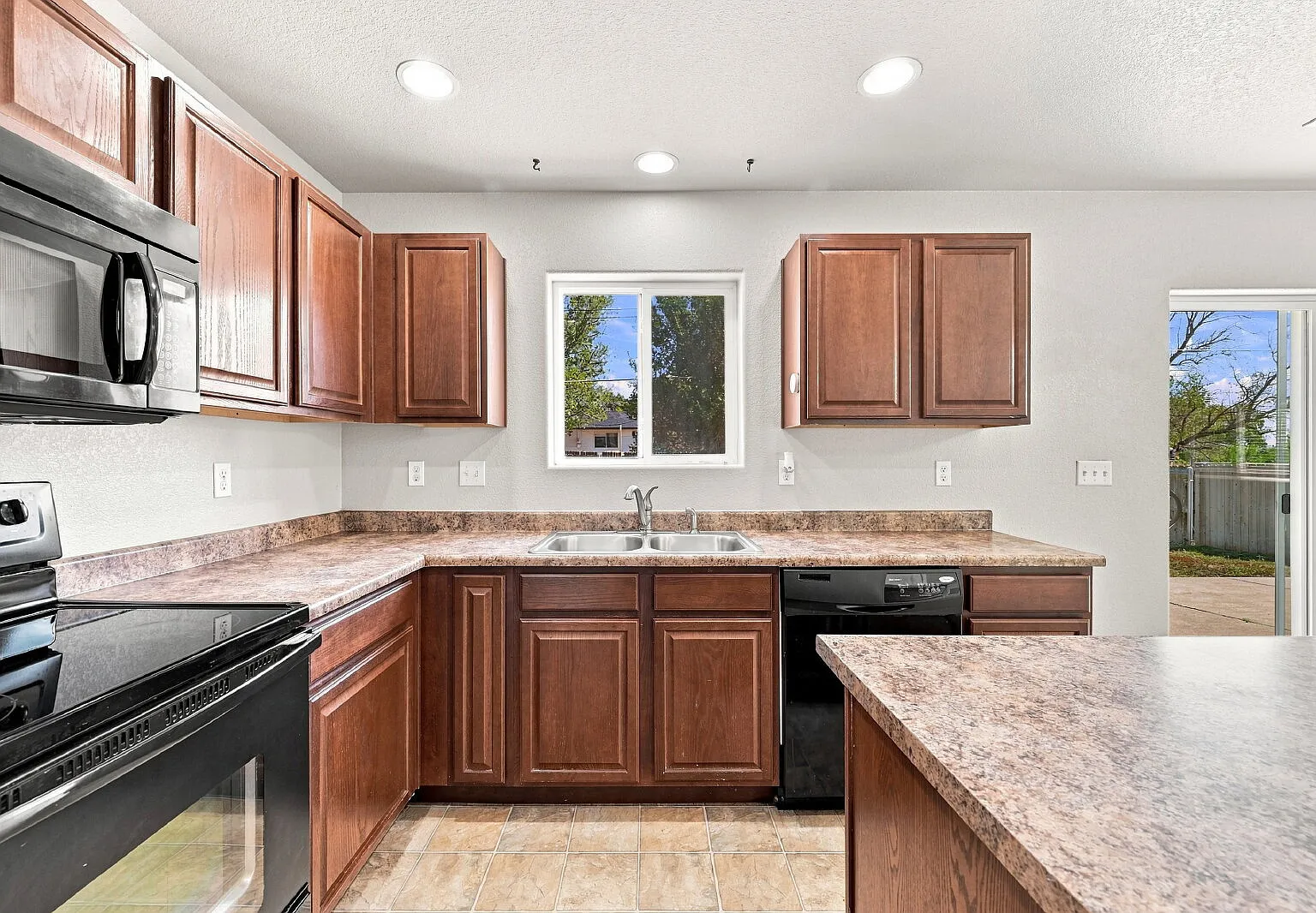 3 bed, 2.5 bath, 1972 sqft, $2,255 — Photo 3