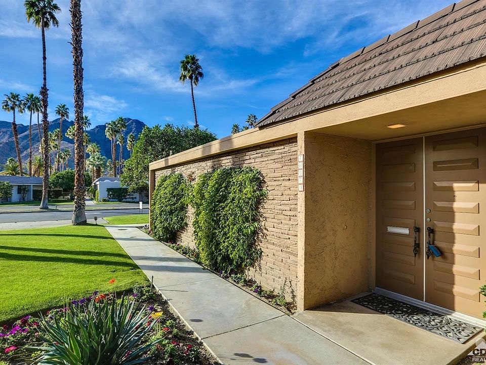 The front entrance of the William Krisel designed Mid-Century Modern Indian Wells condo.