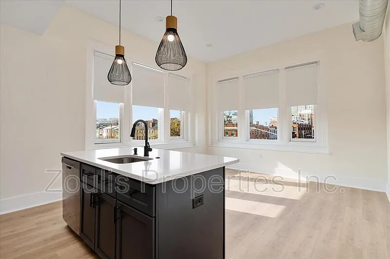 2 bed, 1.0 bath, 810 sqft, $2,100 — Photo 3