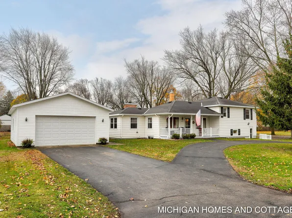 894 E 10th St, Holland, MI 49423