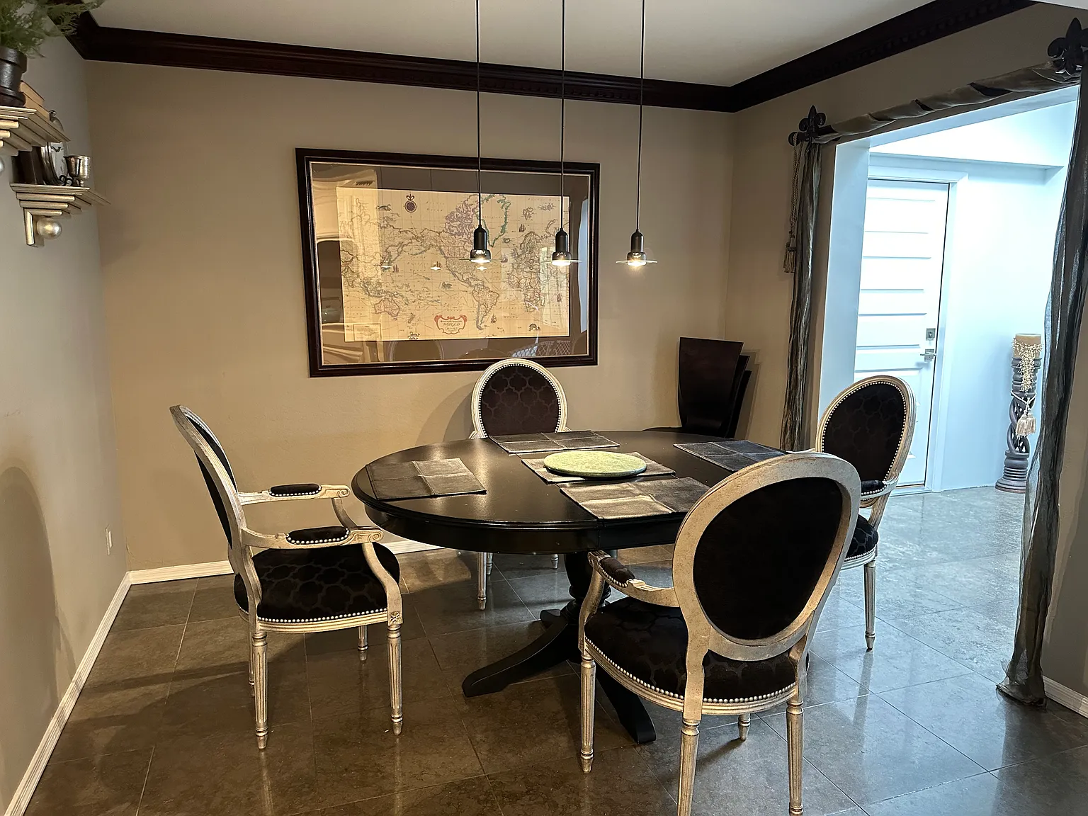 3 bed, 1900 sqft, $3,995 — Photo 2