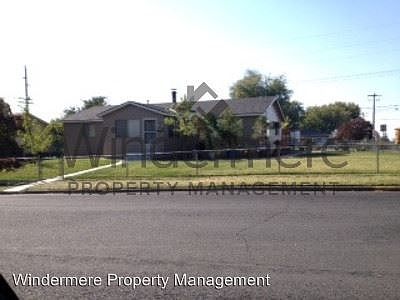 1st image of 404 SE Highland Park Dr