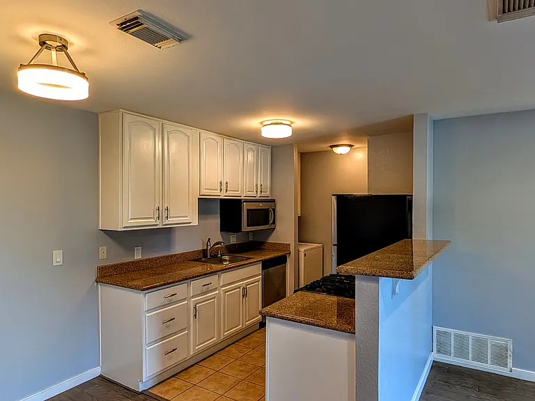 2265 Lakeview Cir — Photo 6