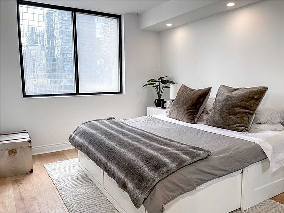 2nd image of 25 Grenville St #1502