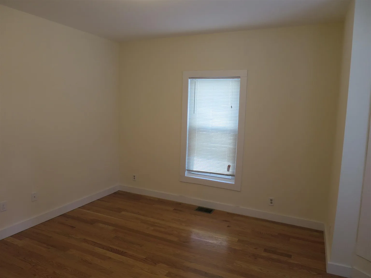 3 bed, 1300 sqft, $4,200 — Photo 4