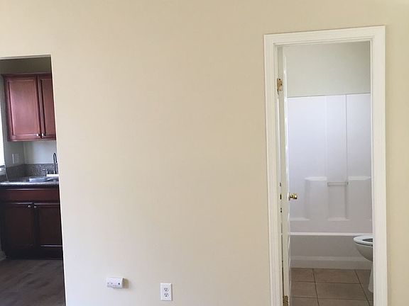 4th image of 526 Magnolia Ave APT 06