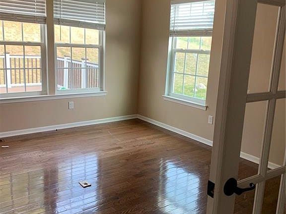 5th image of 102 Woodgreen Dr