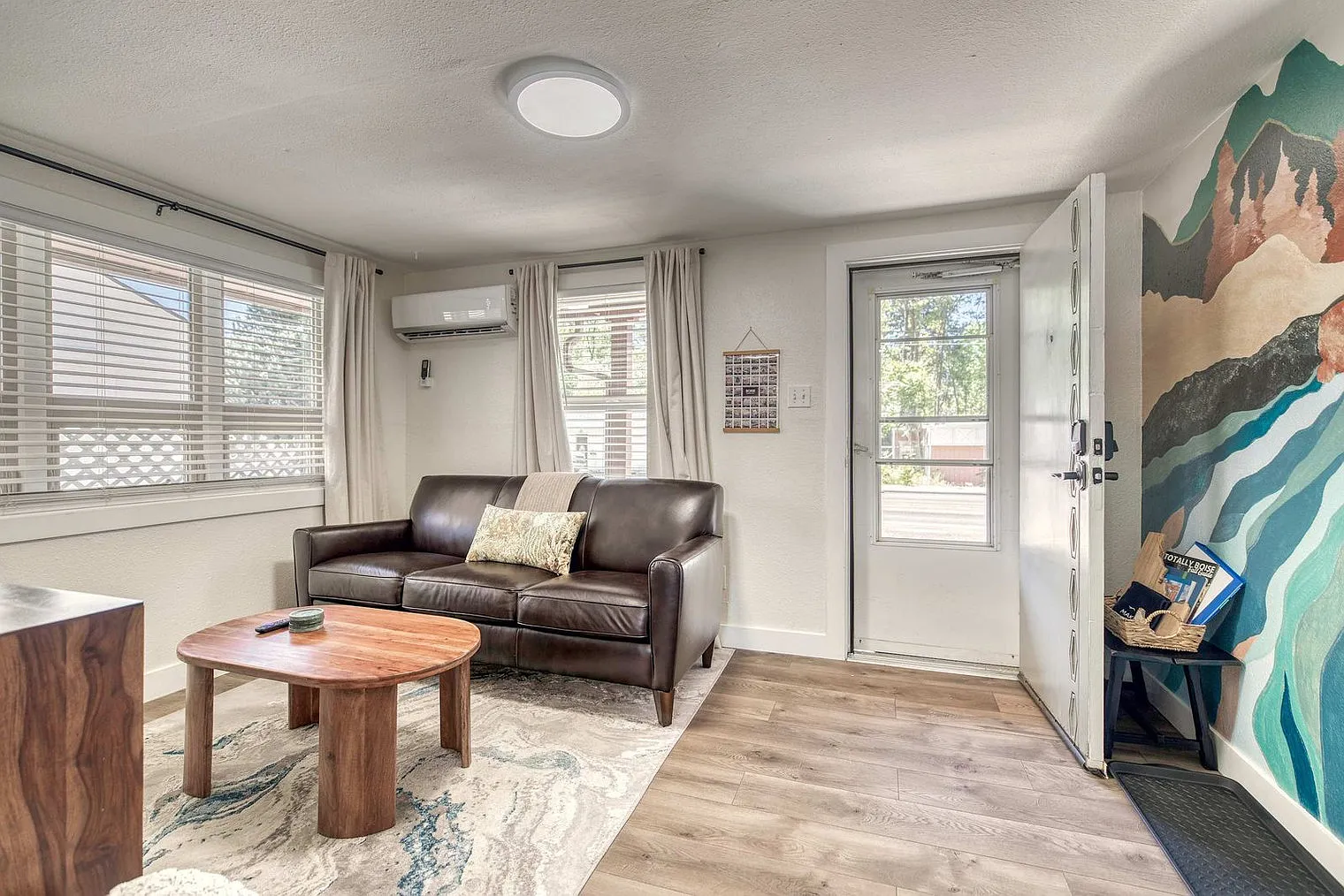 2 bed, 1.0 bath, 947 sqft, $2,433 — Photo 3