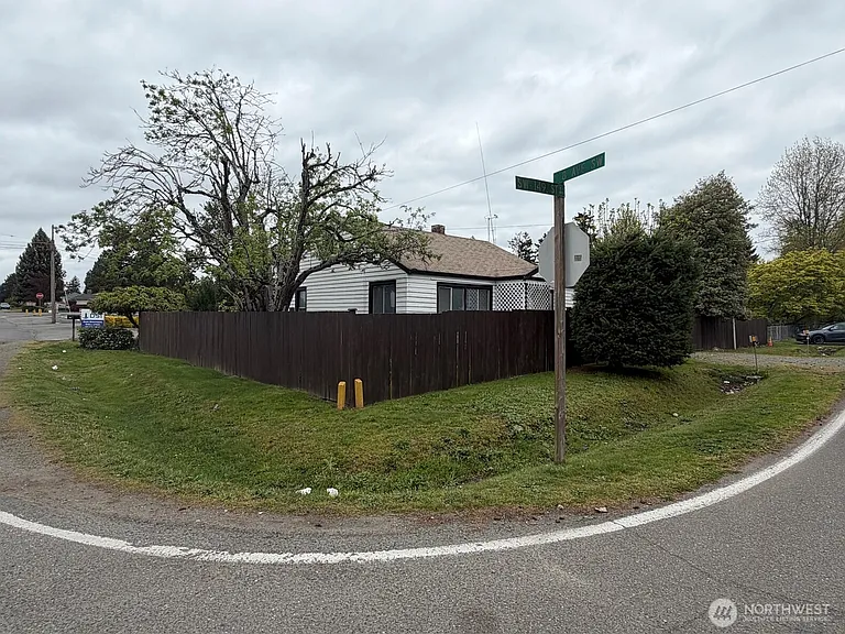 656 SW 149th St — Photo 3