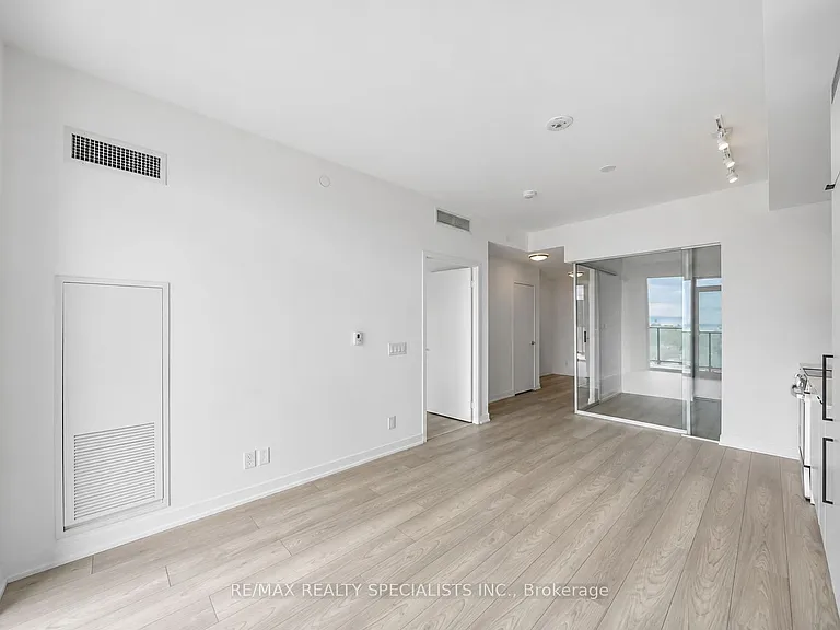 285 Dufferin St #817 — Photo 13