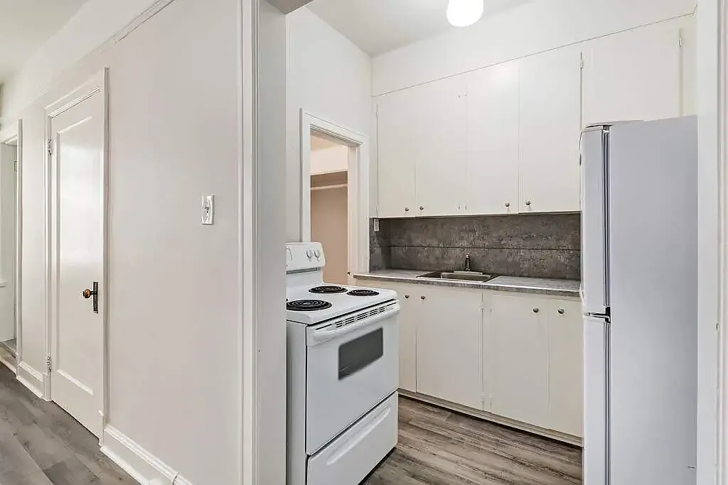 Chateau Apartments — Photo 1