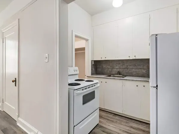 Chateau Apartments, 2104 14th Ave, Regina, SK S4P 0X6