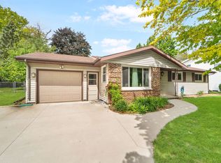 1109 Oxford Ct, Neenah, WI 54956