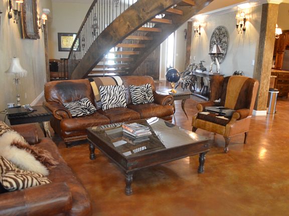 3rd image of 563 Greenwood Ln