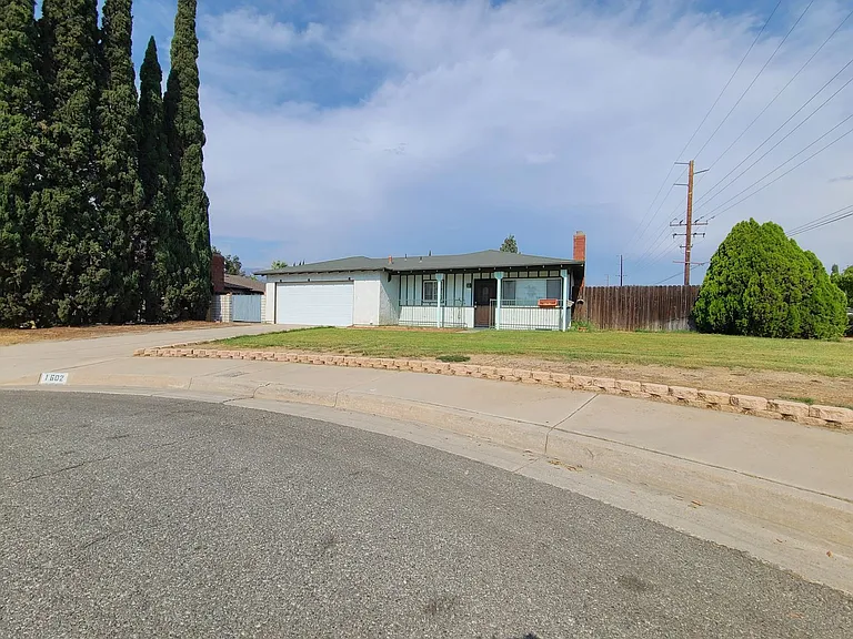1602 James Ct — Photo 1