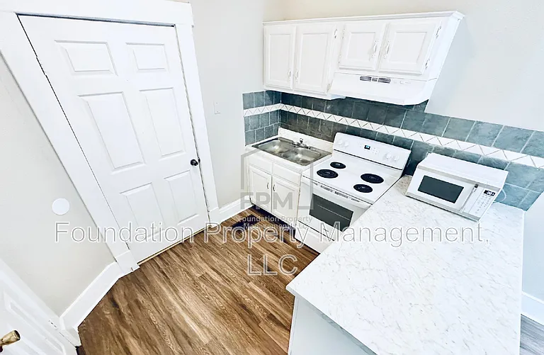 2106 Court Ave — Photo 3