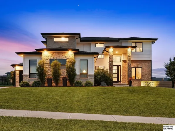 12357 Cooper St, Papillion, NE 68046