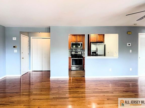 4th image of 1212 Woodhaven Dr Unit 1212