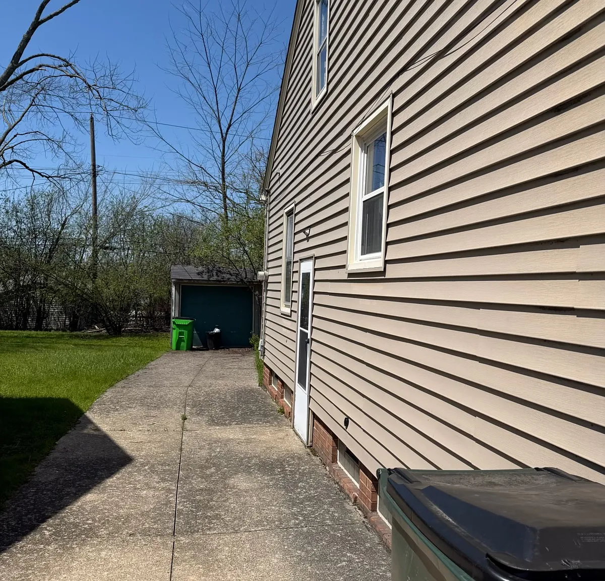 3 bed, 1001 sqft, $1,550 — Photo 2