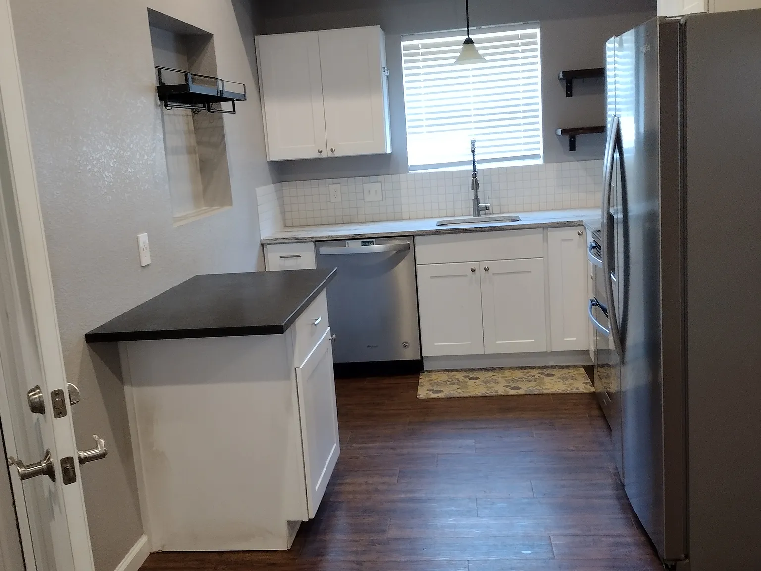 2 bed, 1016 sqft, $1,800 — Photo 2