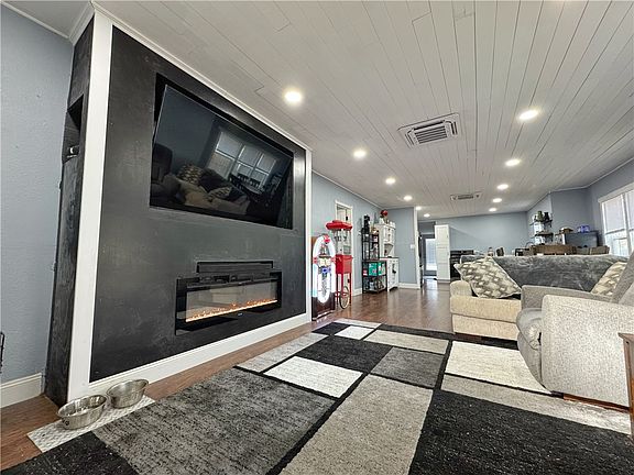 5th image of 1123 N Greenwich Ave