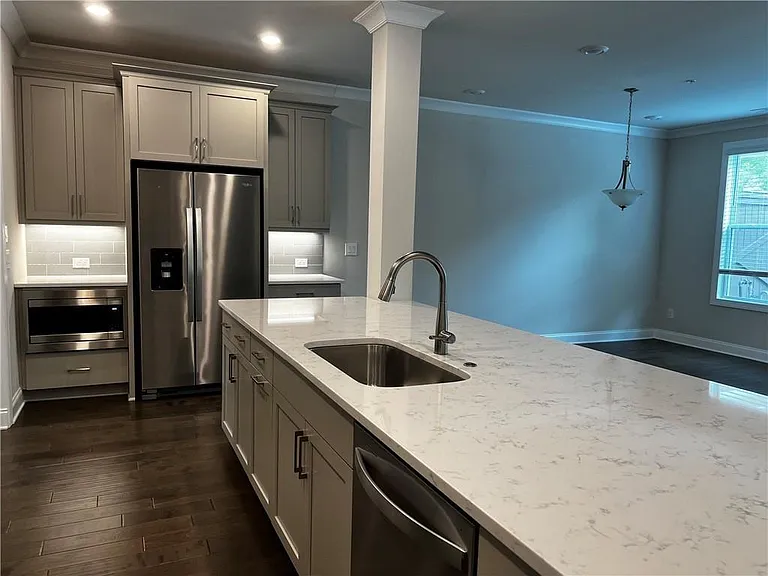 529 Clover Ln — Photo 4