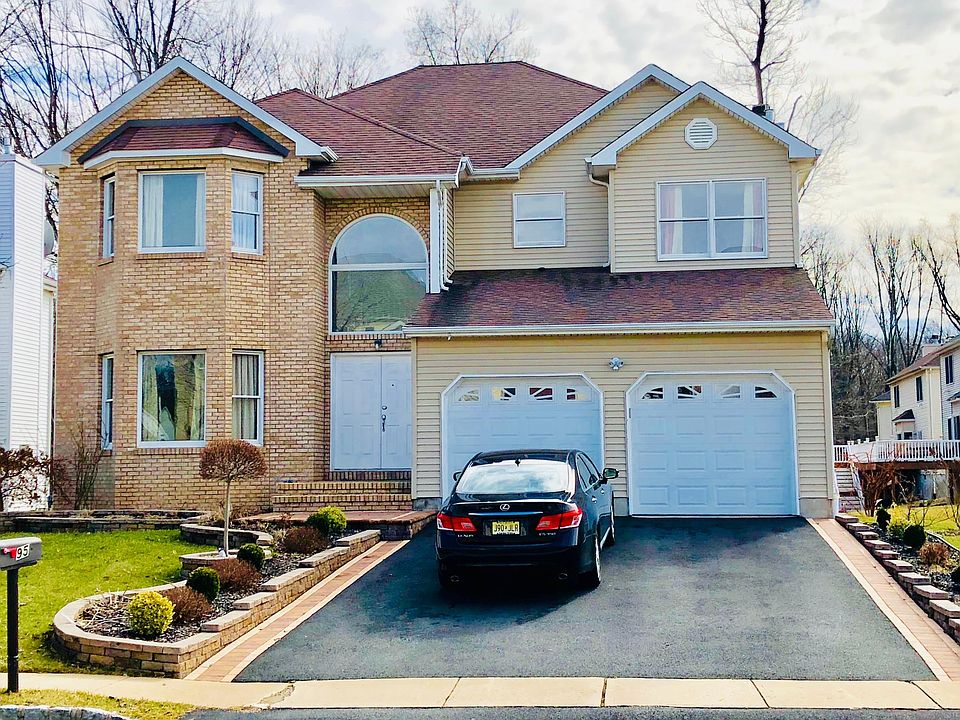Beautiful well maintained colonial