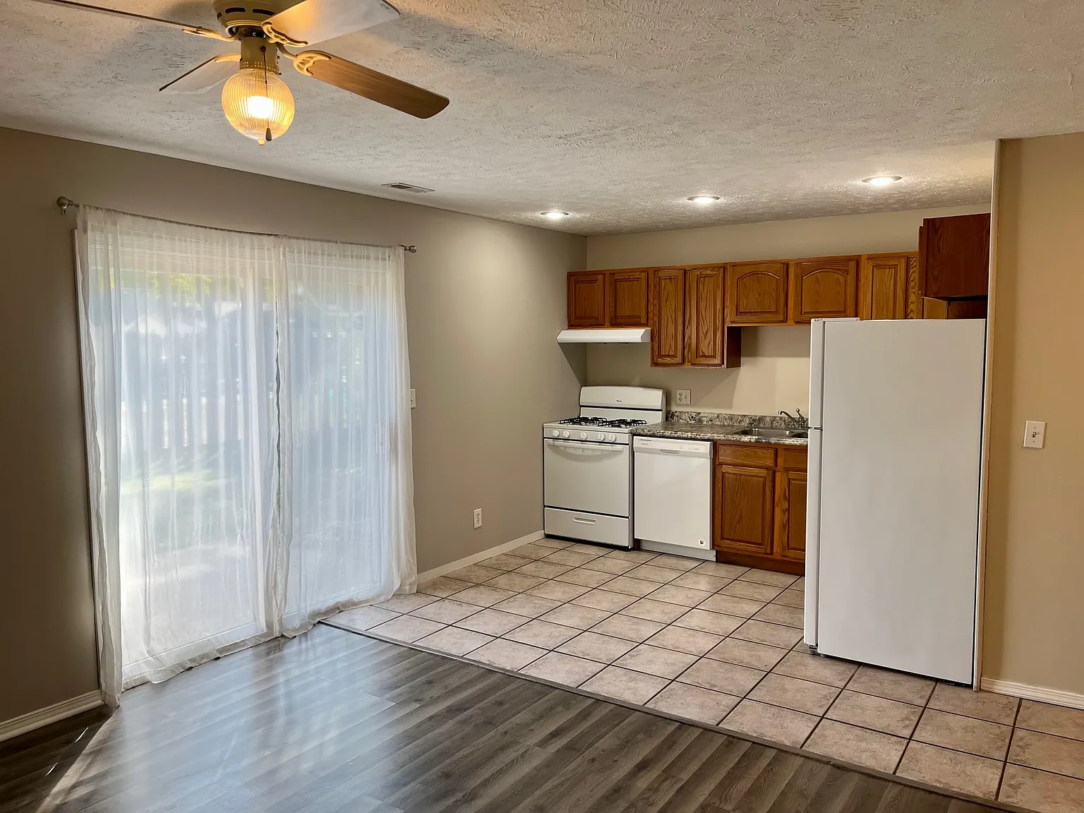 2 bed, 2.5 bath, 1200 sqft, $1,450 — Photo 4