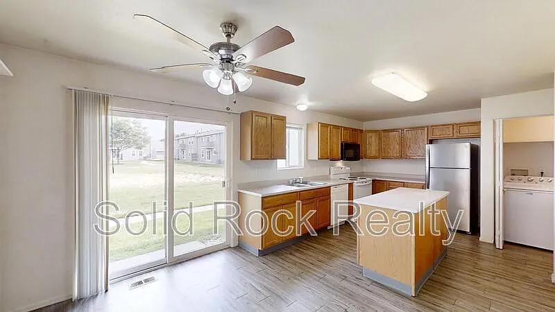 3 bed, 2.0 bath, 1185 sqft, $1,670 — Photo 4