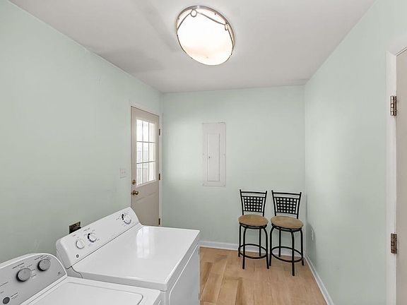 5th image of 2053 Wyandotte Ave
