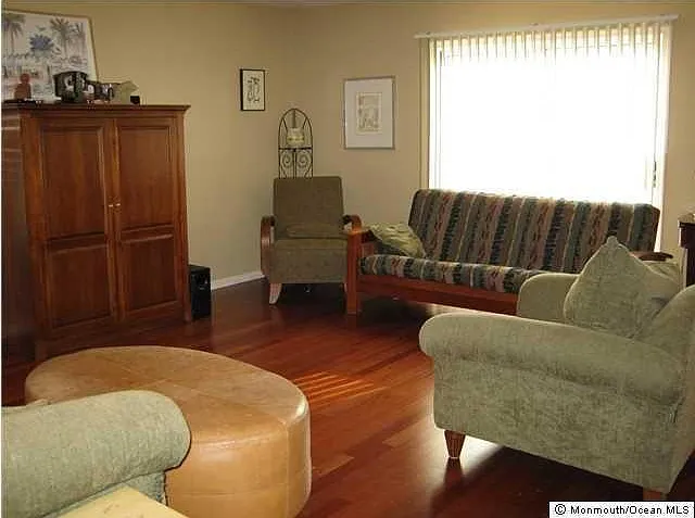 1077 Roseberry Ct — Photo 4