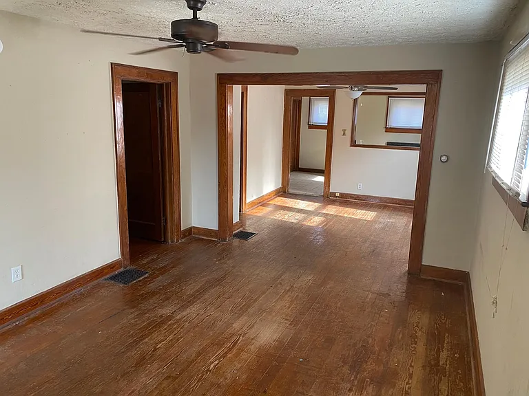 4405 Crittenden Ave — Photo 9