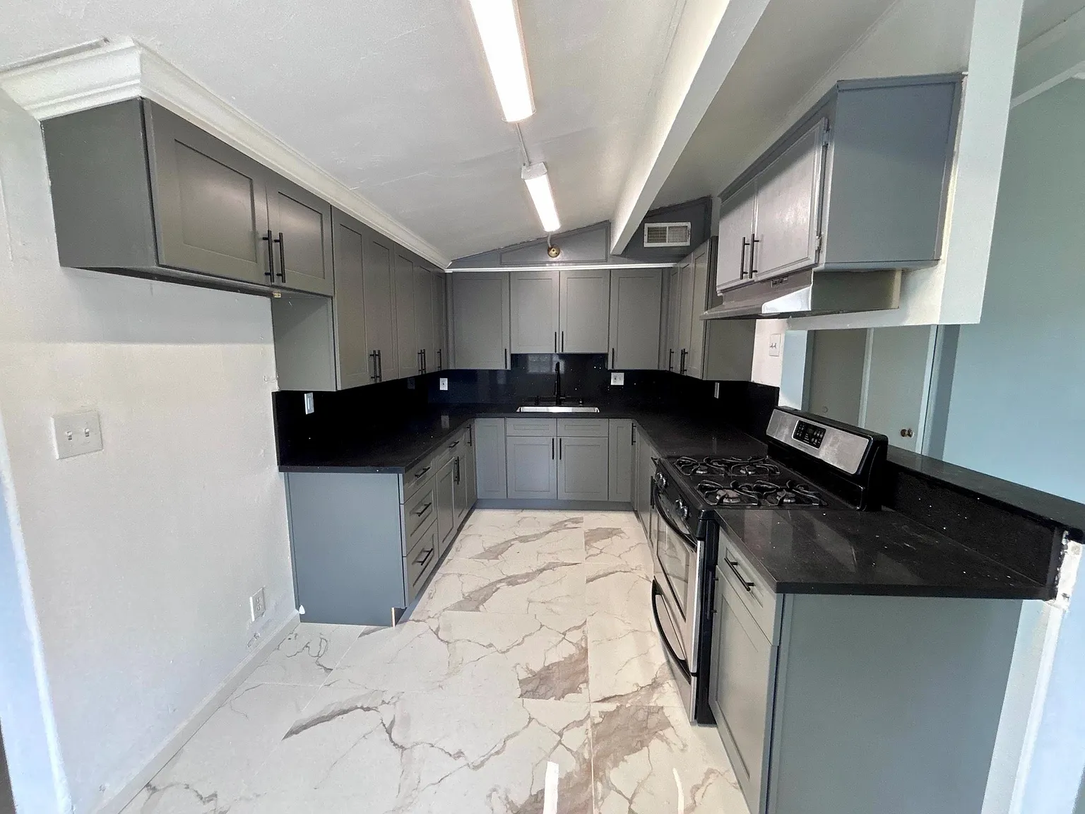 4 bed, 1722 sqft, $2,995 — Photo 3