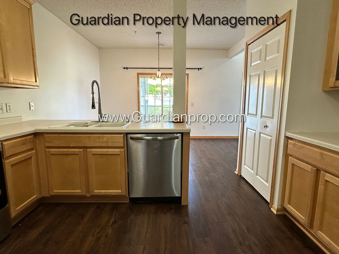 Maple Grove End Unit, 2 Car Garage, Washer/Dryer, Dishwasher — Photo 3