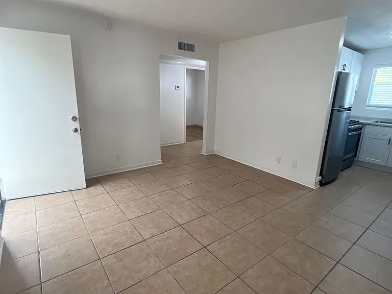 1433 S Kenneth Pl — Photo 2
