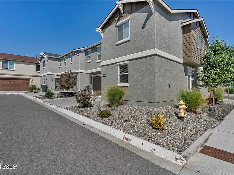 916 Garden Ct — Photo 4