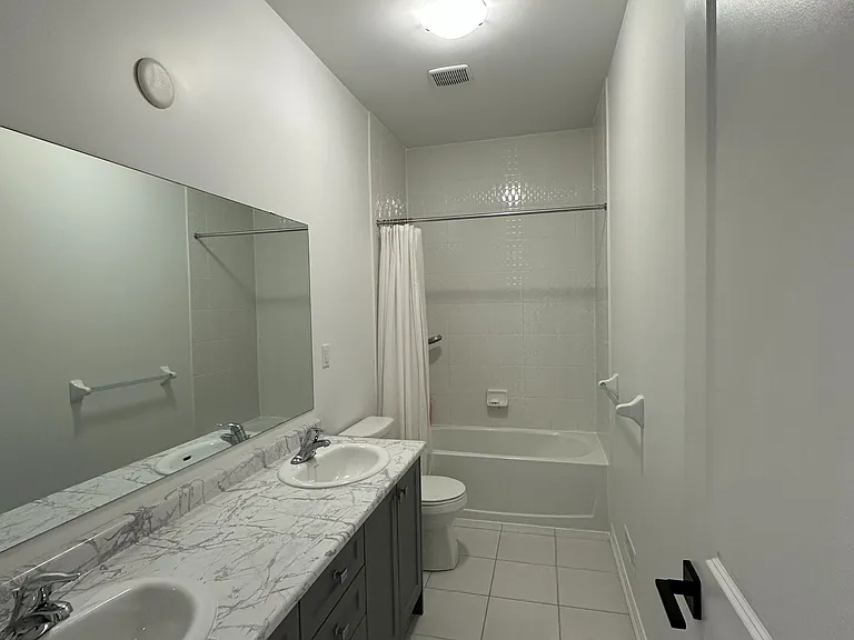 63 Holyrood Cres — Photo 10