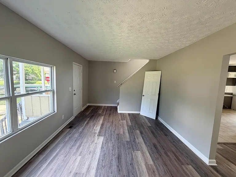 2278 26th St SW — Photo 3