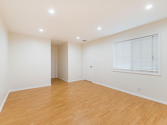 4th image of 331 W Wilson Ave Unit 303