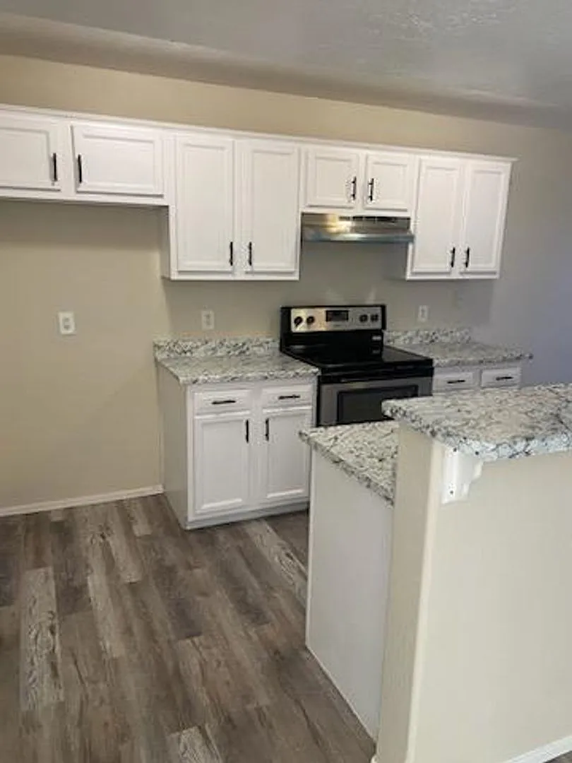 2 Story Free Rent On Approved Credit — Photo 1