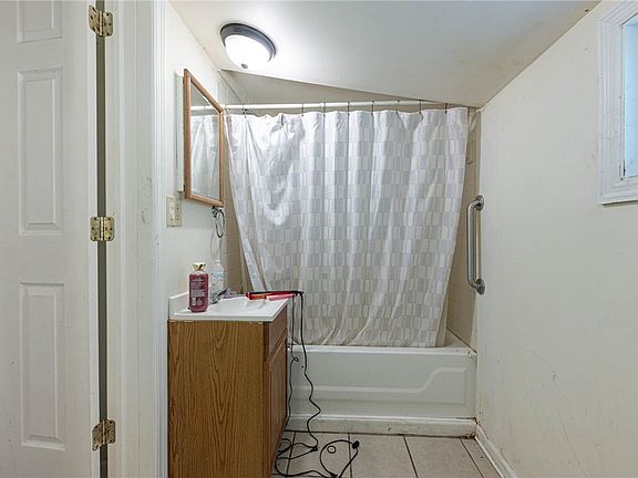 3rd image of 72 Spring St