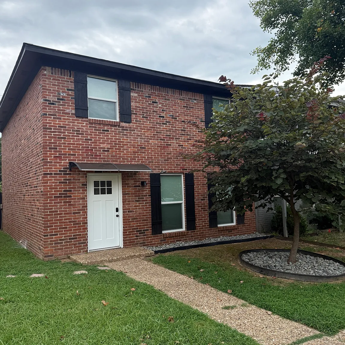 3 bed, 2.5 bath, 1586 sqft, $2,100 — Photo 2