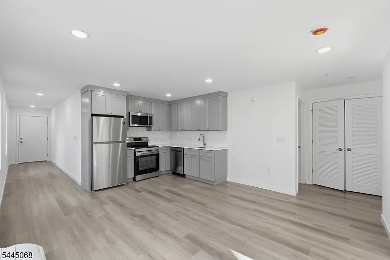 2 bed, 1.0 bath, $2,250 — Photo 3