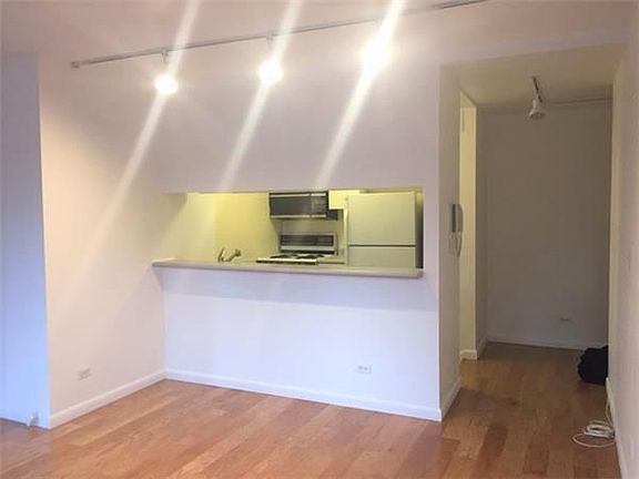 3rd image of 232-236 E 47th St #18A