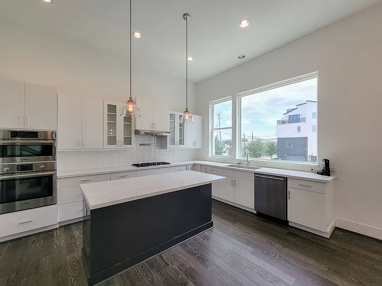 9 N Saint Charles St #B — Photo 15
