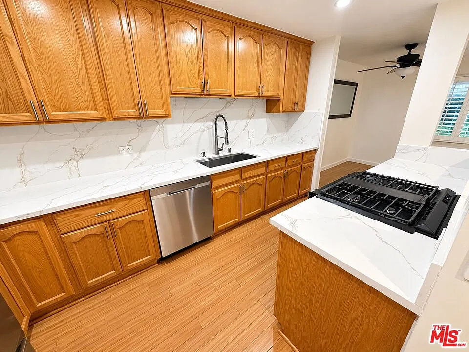 2 bed, 1.0 bath, 852 sqft, $3,295 — Photo 3