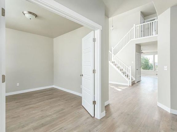 4th image of 562 S Emerald Ln